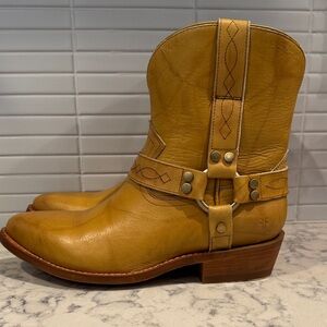 Frye Billy Short Harness in Banana, Size 10
